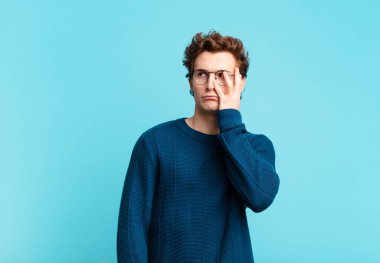 Genç yakışıklı çocuk yorgun, sıkıcı ve sıkıcı bir görevin ardından sıkılmış, hayal kırıklığına uğramış ve uykulu hissediyor.