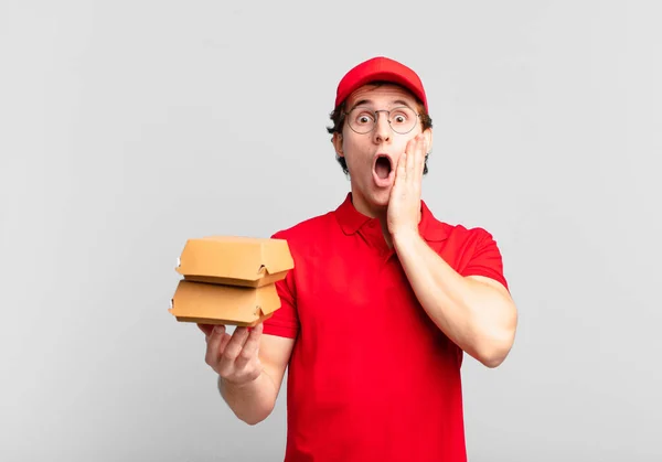 Burger Liefern Jungen Die Schockiert Und Verängstigt Sind Und Mit — Stockfoto