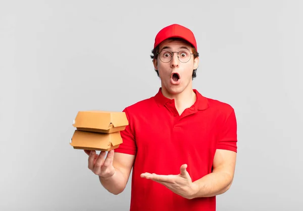 Hamburgers Leveren Jongen Kijken Verrast Geschokt Met Kaak Laten Vallen — Stockfoto