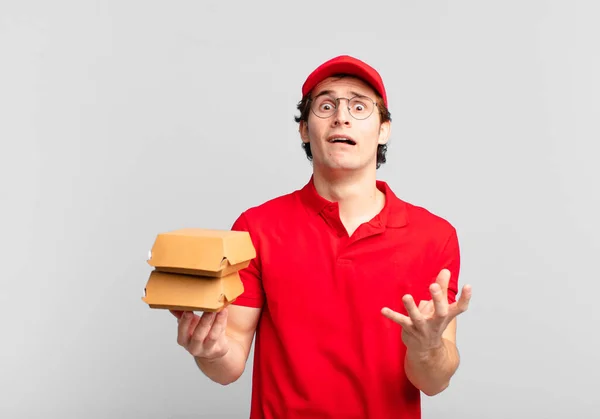 Hamburgers Leveren Jongen Zoek Wanhopig Gefrustreerd Gestresst Ongelukkig Geïrriteerd Schreeuwen — Stockfoto