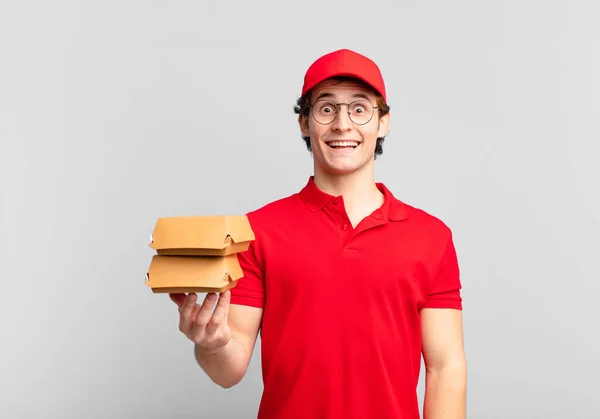 Hamburgers Leveren Jongen Kijken Blij Aangenaam Verrast Opgewonden Met Een — Stockfoto