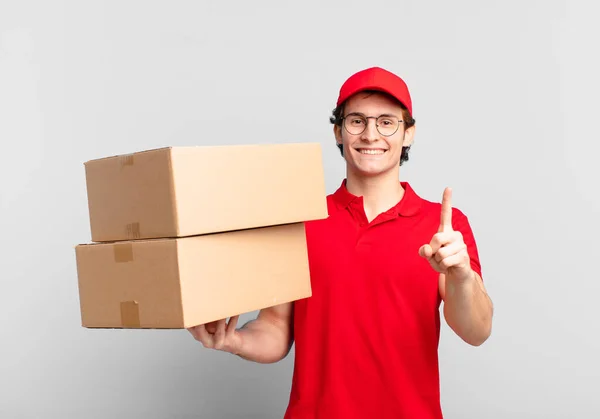 Pacote Entregar Menino Sorrindo Orgulhosamente Confiantemente Fazendo Número Pose Triunfante — Fotografia de Stock