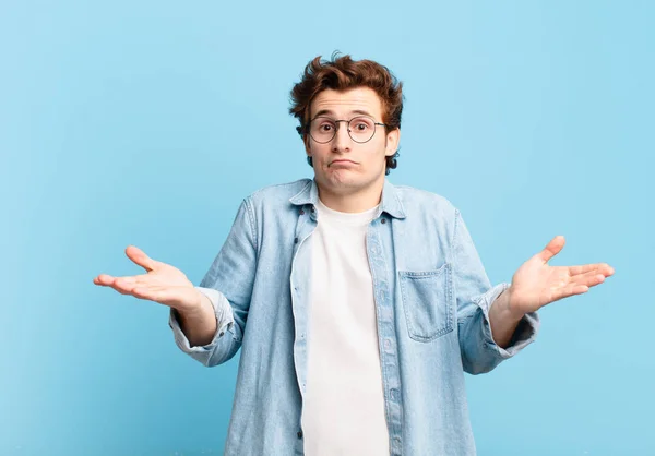 Jovem Menino Bonito Sentindo Perplexo Confuso Duvidar Ponderar Escolher Diferentes — Fotografia de Stock