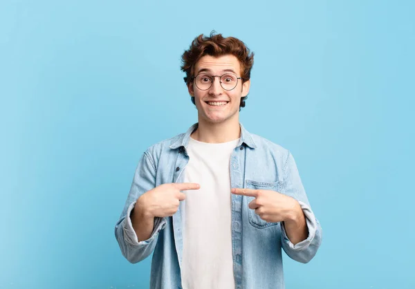 Jonge Knappe Jongen Die Zich Gelukkig Verrast Trots Voelt Wijzend — Stockfoto