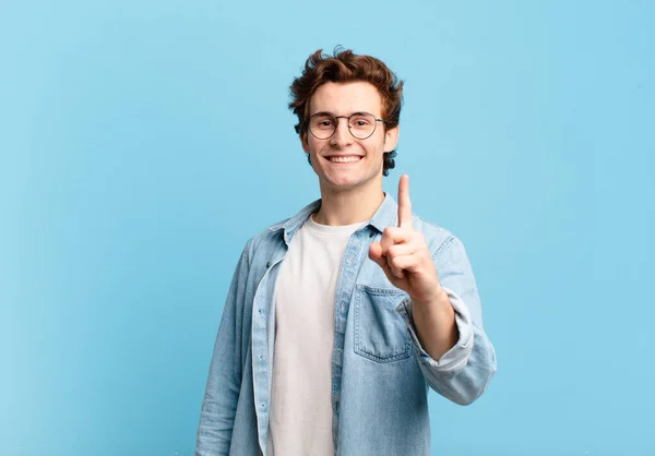 Jeune Beau Garçon Souriant Fièrement Toute Confiance Faisant Pose Numéro — Photo