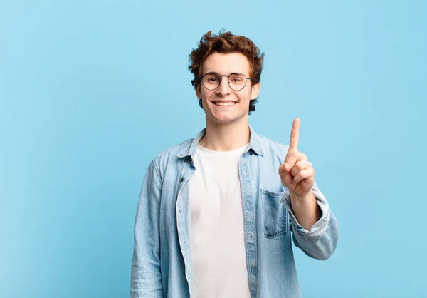 Jonge Knappe Jongen Glimlachend Zoek Vriendelijk Tonen Nummer Een Eerste — Stockfoto