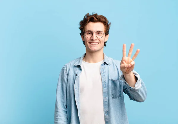 Jovem Menino Bonito Sorrindo Olhando Amigável Mostrando Número Três Terceiro — Fotografia de Stock