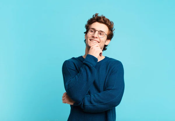 Jovem Menino Bonito Sorrindo Feliz Sonhando Acordado Duvidar Olhando Para — Fotografia de Stock