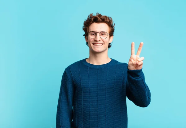 Jonge Knappe Jongen Glimlachend Kijkend Vriendelijk Nummer Twee Tweede Tonen — Stockfoto