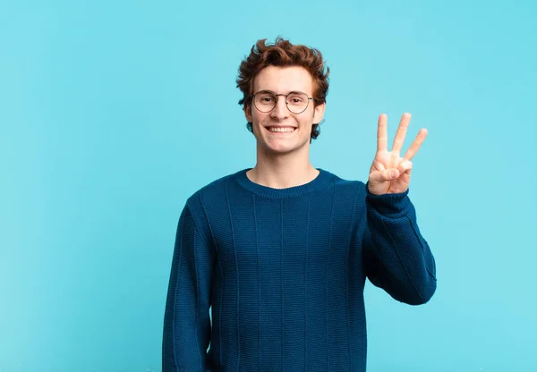 Jovem Menino Bonito Sorrindo Olhando Amigável Mostrando Número Três Terceiro — Fotografia de Stock