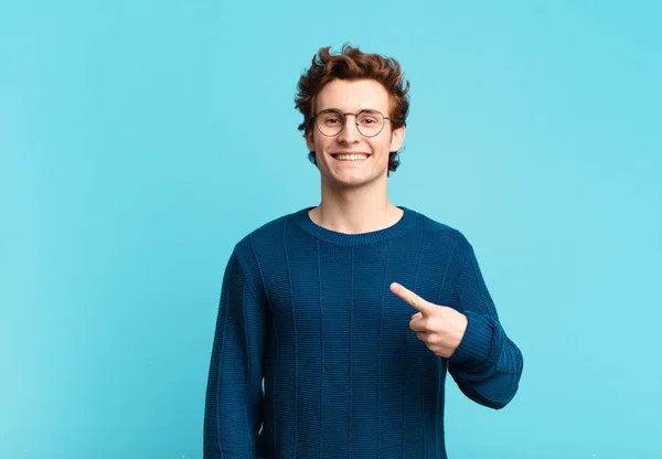 Jonge Knappe Jongen Die Vrolijk Lacht Zich Gelukkig Voelt Naar — Stockfoto