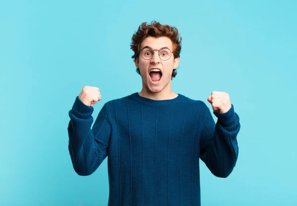 Jeune Beau Garçon Criant Agressivement Avec Une Expression Colère Avec — Photo