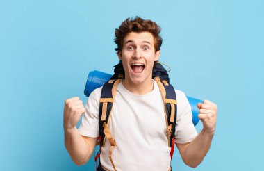 Yürüyüş çocuğu şaşkın, heyecanlı ve mutlu hissediyor, gülüyor ve başarıyı kutluyor,!