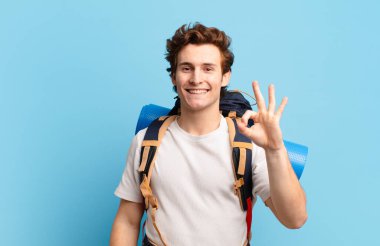 Yürüyüşçü çocuk kendini mutlu, rahat ve tatmin olmuş hissediyor. Onayını iyi bir hareketle gösteriyor.