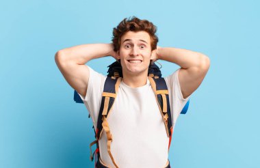 Yürüyüşçü çocuk kendini stresli, endişeli, endişeli ya da korkmuş hissediyor. Elleri başının üstünde, hatayla panikliyor.