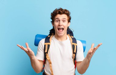 Yürüyüşçü çocuk mutlu, heyecanlı, şaşırmış ya da şok olmuş hissediyor, gülümsüyor ve inanılmaz bir şeye şaşırıyor.