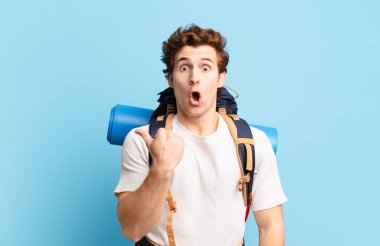 Yürüyüşçü çocuk inançsızlıktan şaşkın şaşkın bakıyor, yan taraftaki objeyi işaret ediyor ve diyor ki: