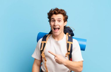 Yürüyüşçü çocuk heyecanlı ve şaşırmış görünüyor. Yana ve yukarı doğru uzayı gösteriyor.