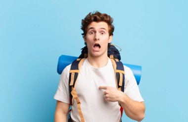 Yürüyüşçü çocuk şaşkın ve şaşkın görünüyordu ağzı açık, kendini gösteriyordu.