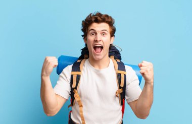 Yürüyüşçü çocuk sinirli bir ifadeyle ya da yumruklarıyla başarıyı kutlarken agresif bir şekilde bağırıyordu.