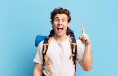 Yürüyüşçü çocuk bir fikri fark ettikten sonra mutlu ve heyecanlı bir dahi gibi hissetti, neşeli bir şekilde parmağını kaldırdı, eureka!