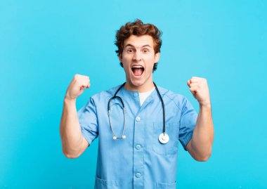 Genç hemşire sinirli bir ifadeyle bağırıyor ya da yumruklarıyla başarıyı kutluyor.