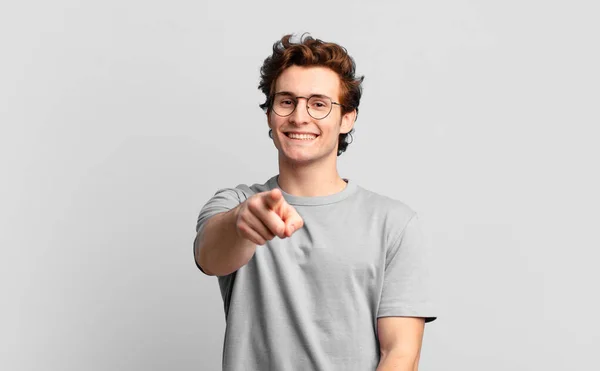 Jovem Menino Bonito Apontando Para Câmera Com Sorriso Satisfeito Confiante — Fotografia de Stock