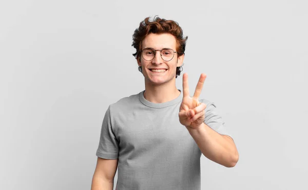 Joven Chico Guapo Sonriendo Luciendo Feliz Despreocupado Positivo Haciendo Gesto —  Fotos de Stock