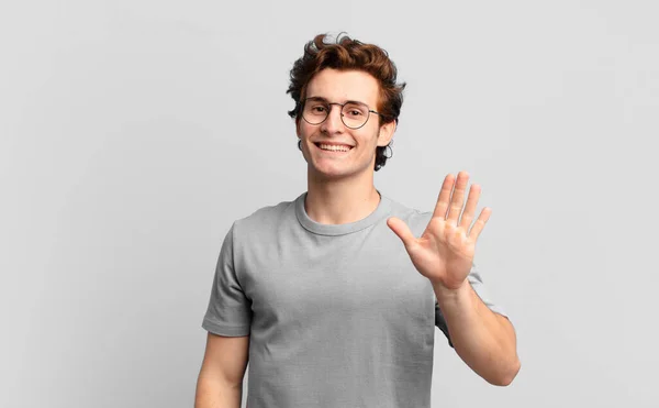 Kleiner Gutaussehender Junge Lächelt Glücklich Und Fröhlich Winkt Mit Der — Stockfoto