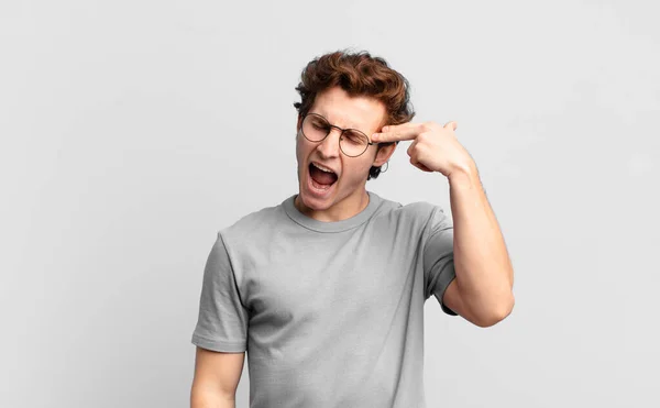 Joven Chico Guapo Buscando Infeliz Estresado Gesto Suicida Haciendo Señal — Foto de Stock