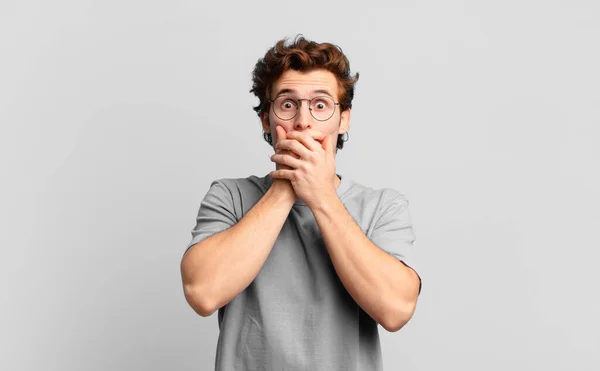 Ung Stilig Pojke Täcka Mun Med Händer Med Chockad Förvånad — Stockfoto