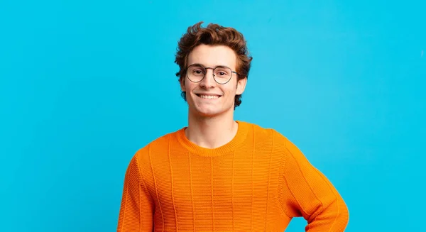 Joven Chico Guapo Sonriendo Felizmente Con Una Mano Cadera Actitud —  Fotos de Stock