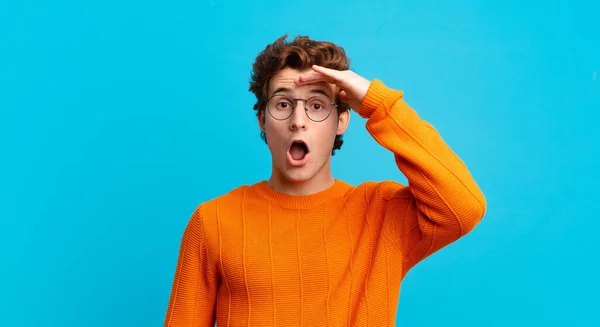 Joven Chico Guapo Buscando Feliz Asombrado Sorprendido Sonriendo Realizando Increíbles —  Fotos de Stock