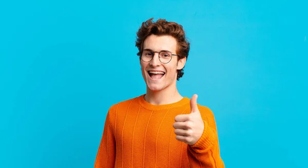 Jong Knap Jongen Gevoel Trots Zorgeloos Zelfverzekerd Gelukkig Positief Glimlachen — Stockfoto