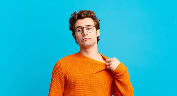 Jong Knap Jongen Gevoel Gestrest Angstig Moe Gefrustreerd Trekken Shirt — Stockfoto