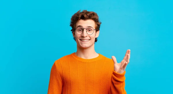 Jovem Menino Bonito Sentindo Feliz Surpreso Alegre Sorrindo Com Atitude — Fotografia de Stock