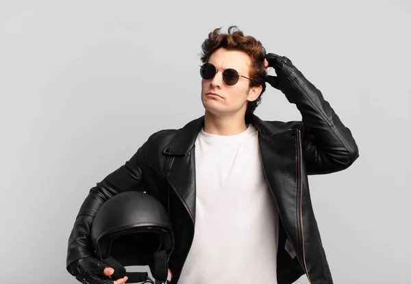 Motorcykel Ryttare Pojke Känsla Förbryllad Och Förvirrad Skrapa Huvudet Och — Stockfoto