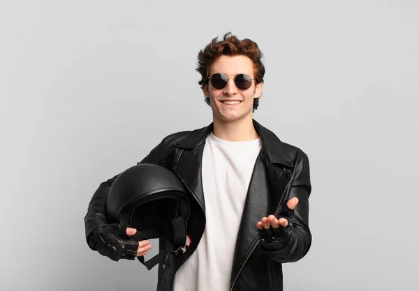 Motociclista Menino Sorrindo Feliz Com Amigável Confiante Olhar Positivo Oferecendo — Fotografia de Stock