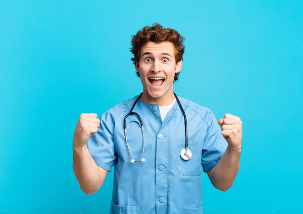Νεαρός Νοσοκόμος Αισθάνεται Σοκαρισμένος Ενθουσιασμένος Και Χαρούμενος Γελώντας Και Γιορτάζοντας — Φωτογραφία Αρχείου