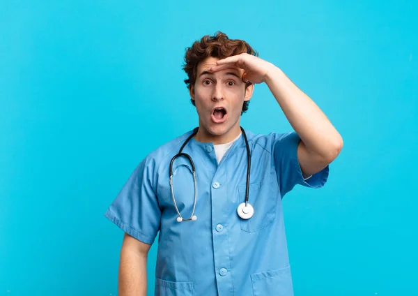 Joven Enfermero Mirando Feliz Asombrado Sorprendido Sonriendo Realizando Increíbles Increíbles —  Fotos de Stock