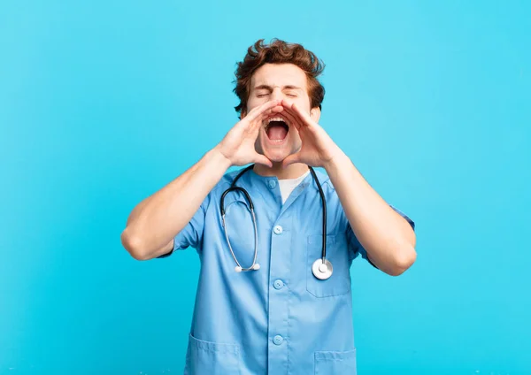 Jonge Verpleegkundige Man Voelt Zich Gelukkig Opgewonden Positief Het Geven — Stockfoto