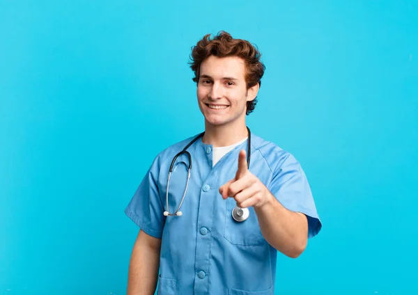 Mladý Ošetřovatel Hrdě Sebevědomě Usmívá Vítězoslavně Pózuje Číslo Jedna Cítí — Stock fotografie