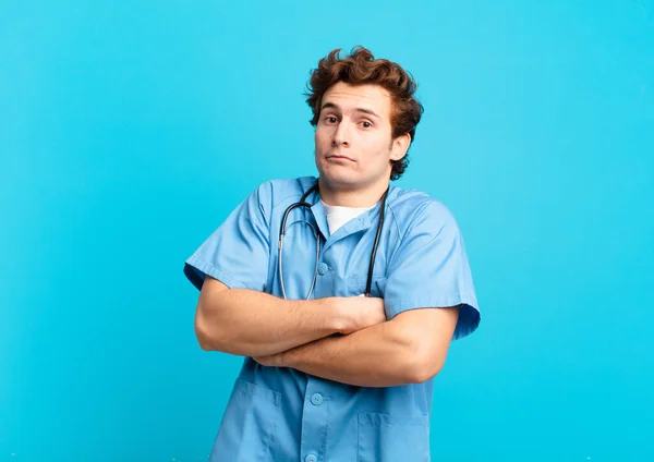 Ung Sjuksköterska Man Rycka Känna Sig Förvirrad Och Osäker Tvivlar — Stockfoto