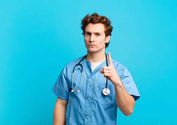 Junger Krankenpfleger Ist Wütend Genervt Rebellisch Und Aggressiv Hebt Den — Stockfoto