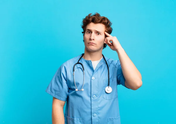 Jonge Verpleegkundige Man Voelt Zich Verward Verbaasd Waaruit Blijkt Dat — Stockfoto
