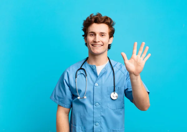 Jonge Verpleegkundige Man Glimlacht Gelukkig Vrolijk Zwaaiende Hand Verwelkomen Groeten — Stockfoto