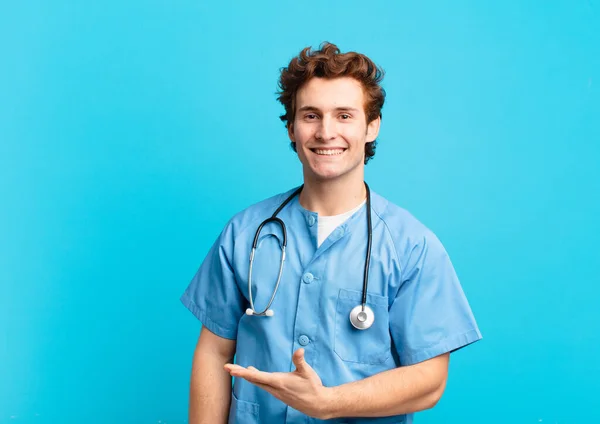 Jonge Verpleegkundige Man Glimlachen Vrolijk Zich Gelukkig Voelen Tonen Een — Stockfoto
