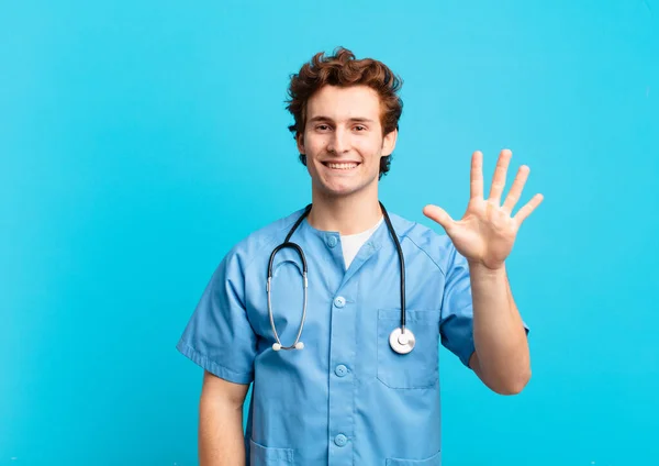 Joven Enfermero Sonriendo Mirando Amigable Mostrando Número Cinco Quinto Con —  Fotos de Stock