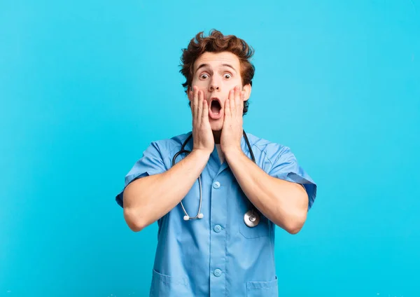 Jeune Infirmier Homme Sentant Choqué Effrayé Air Terrifié Avec Bouche — Photo