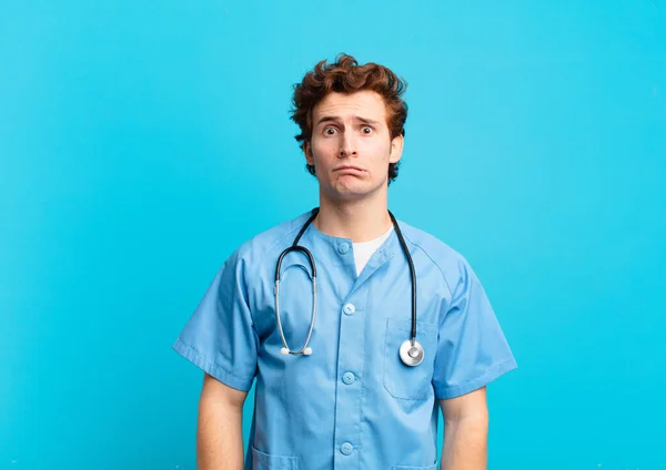 Jonge Verpleegkundige Man Voelt Zich Verdrietig Zeurderig Met Een Ongelukkige — Stockfoto